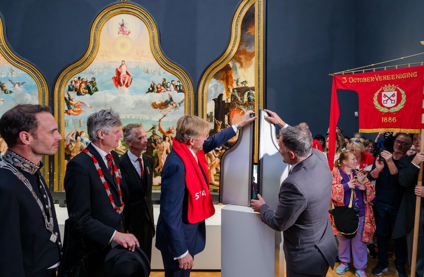 The king reveals the opening of the monument